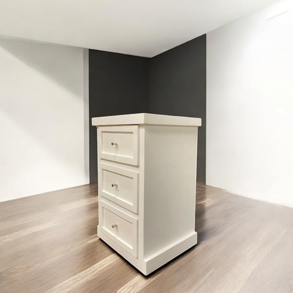 Velador de madera tono blanco entero con diseño rústico y tiradores clásicos