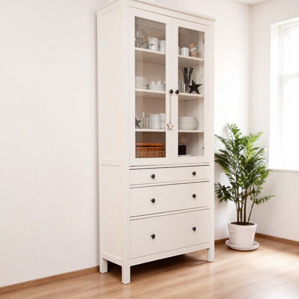 Vista lateral de vitrina de madera blanca con tiradores y compartimentos cerrados