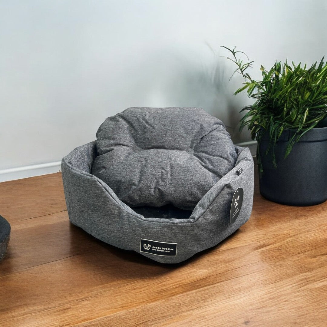 Cama para mascota perros y gatos impermeable talla S color gris.