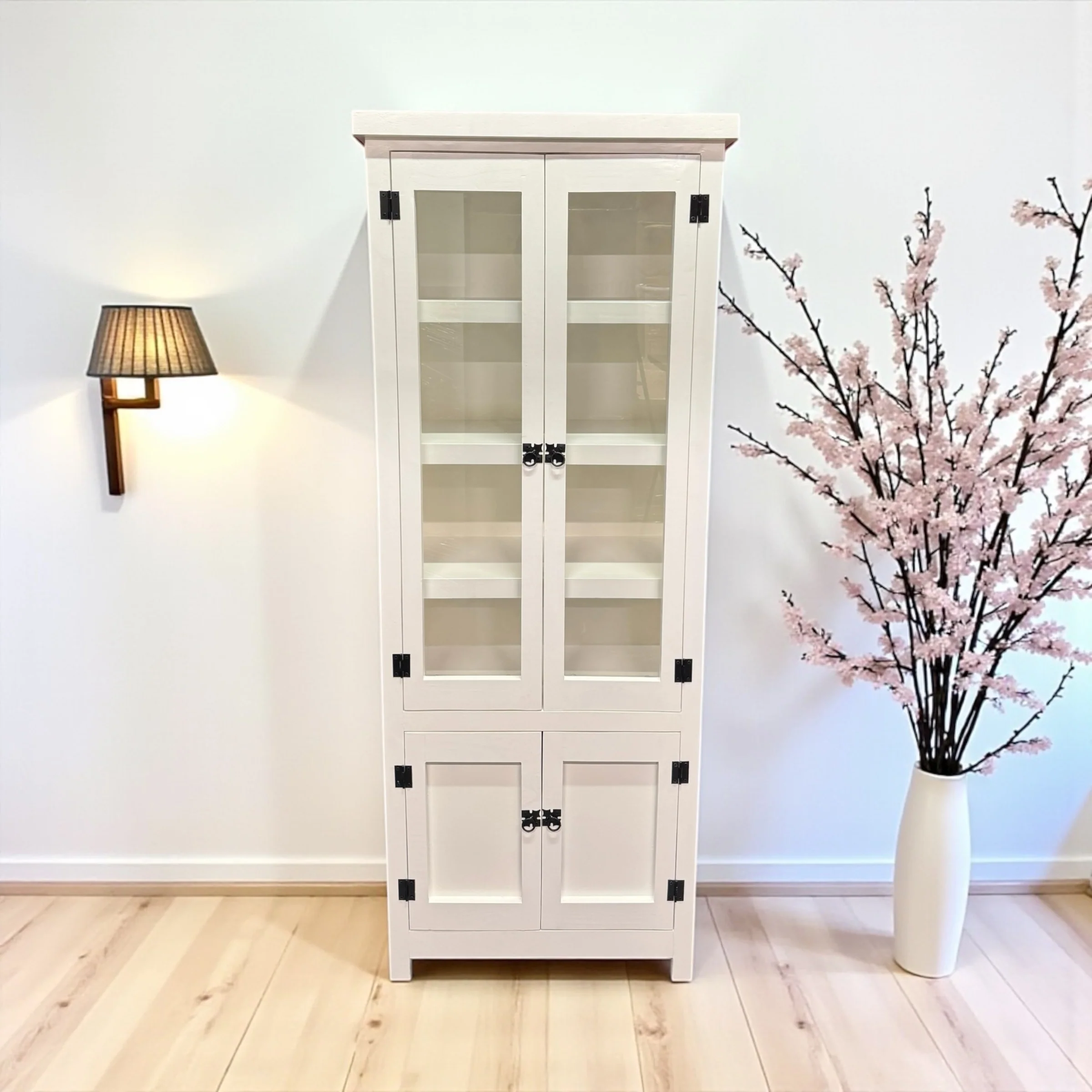 Vitrina de Madera de Pino con Estantes de Vidrio y Cajones | MGR Muebles