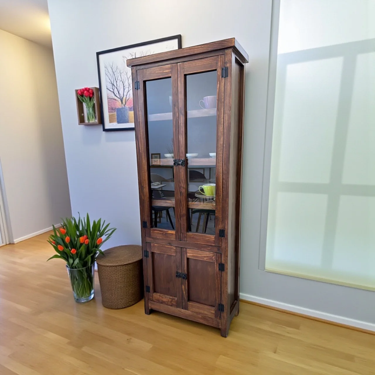 Vitrina de Madera de Pino con Estantes de Vidrio y Cajones | MGR Muebles