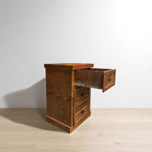 Par de Veladores de Madera de pino 3 Cajones con Rieles Telescópicos – Modelo Aval | MGR Muebles