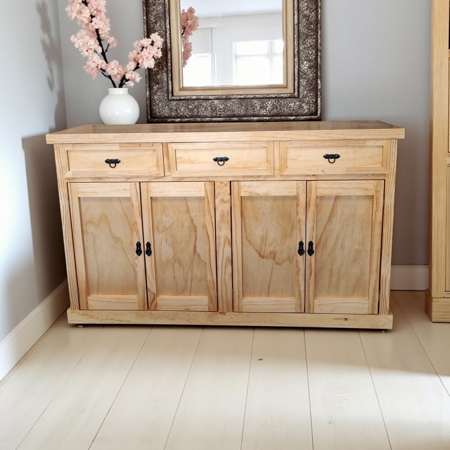 Aparador buffet 4 puertas y 3 cajones modelo Cerrado.