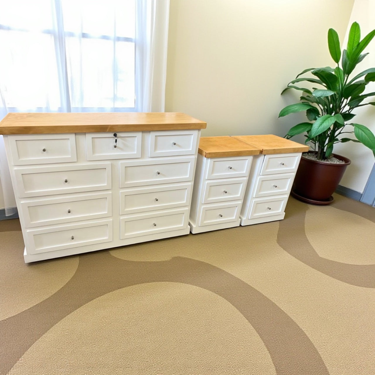 Set Cómoda de madera 9 cajones + veladores modelo Aval.