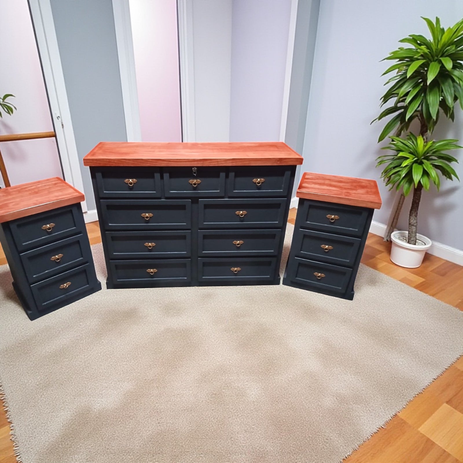 Set Cómoda de madera 9 cajones + veladores modelo Aval.