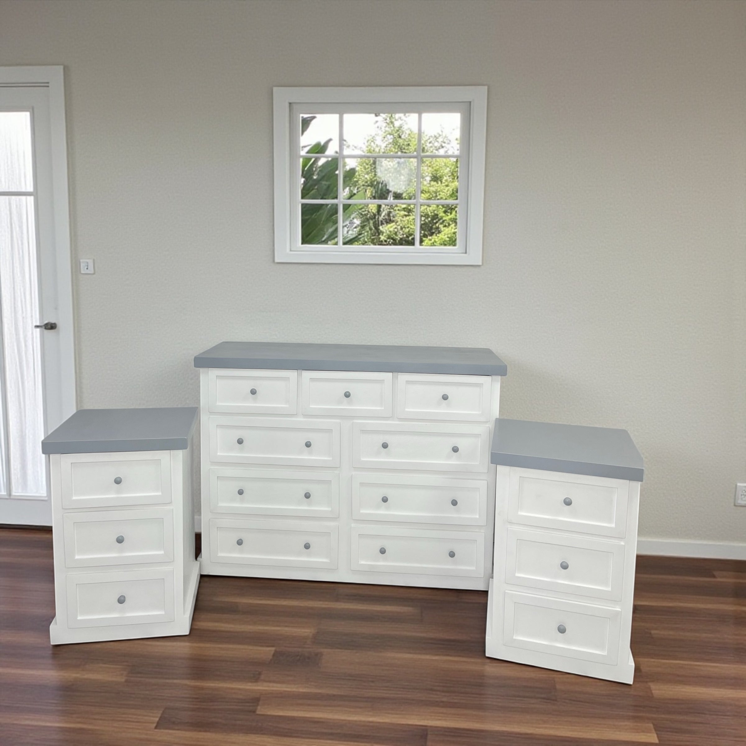 Set Cómoda de madera 9 cajones + veladores modelo Aval.