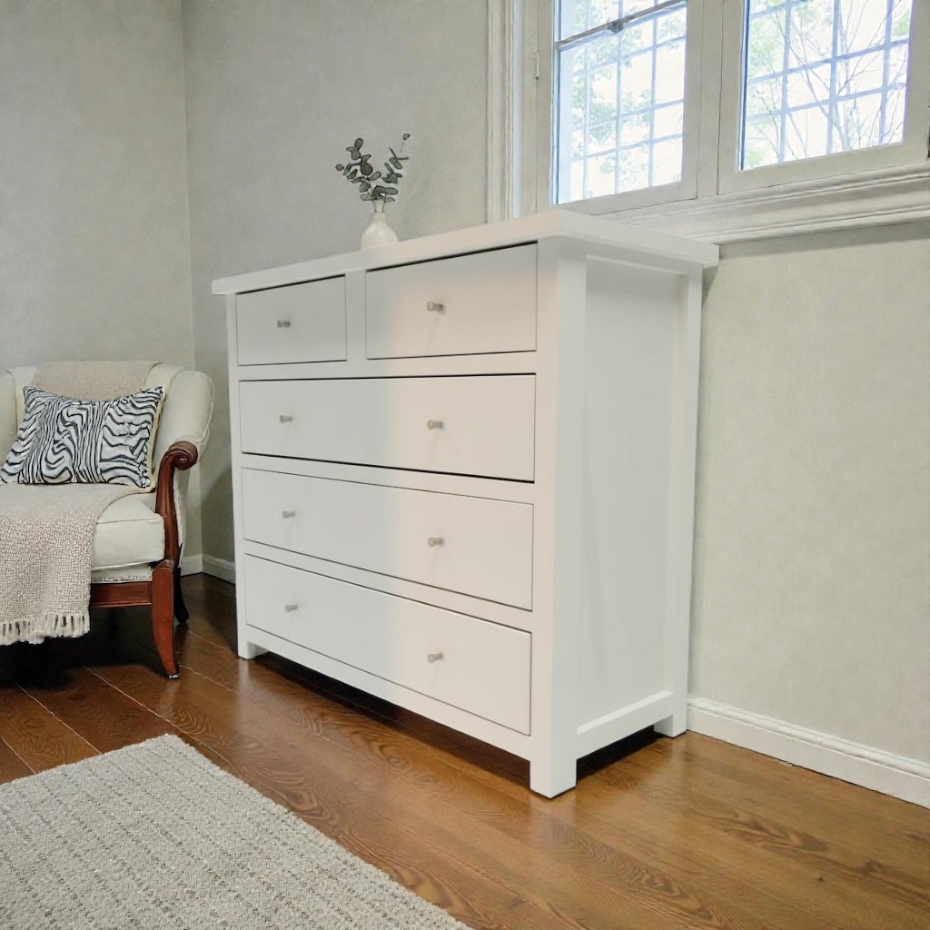 Cómoda de madera 5 cajones modelo embutidos.