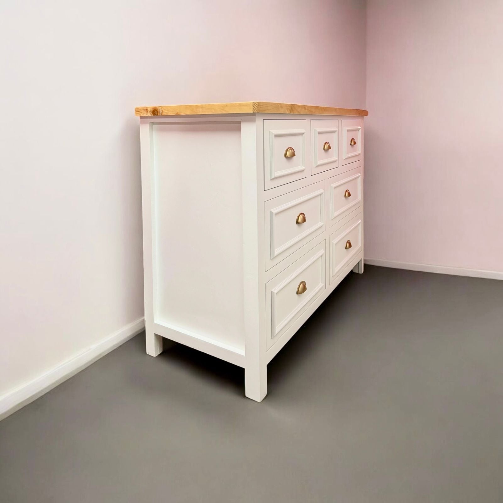 Detalle de los cajones con riel telescópico y cajón central con llave

