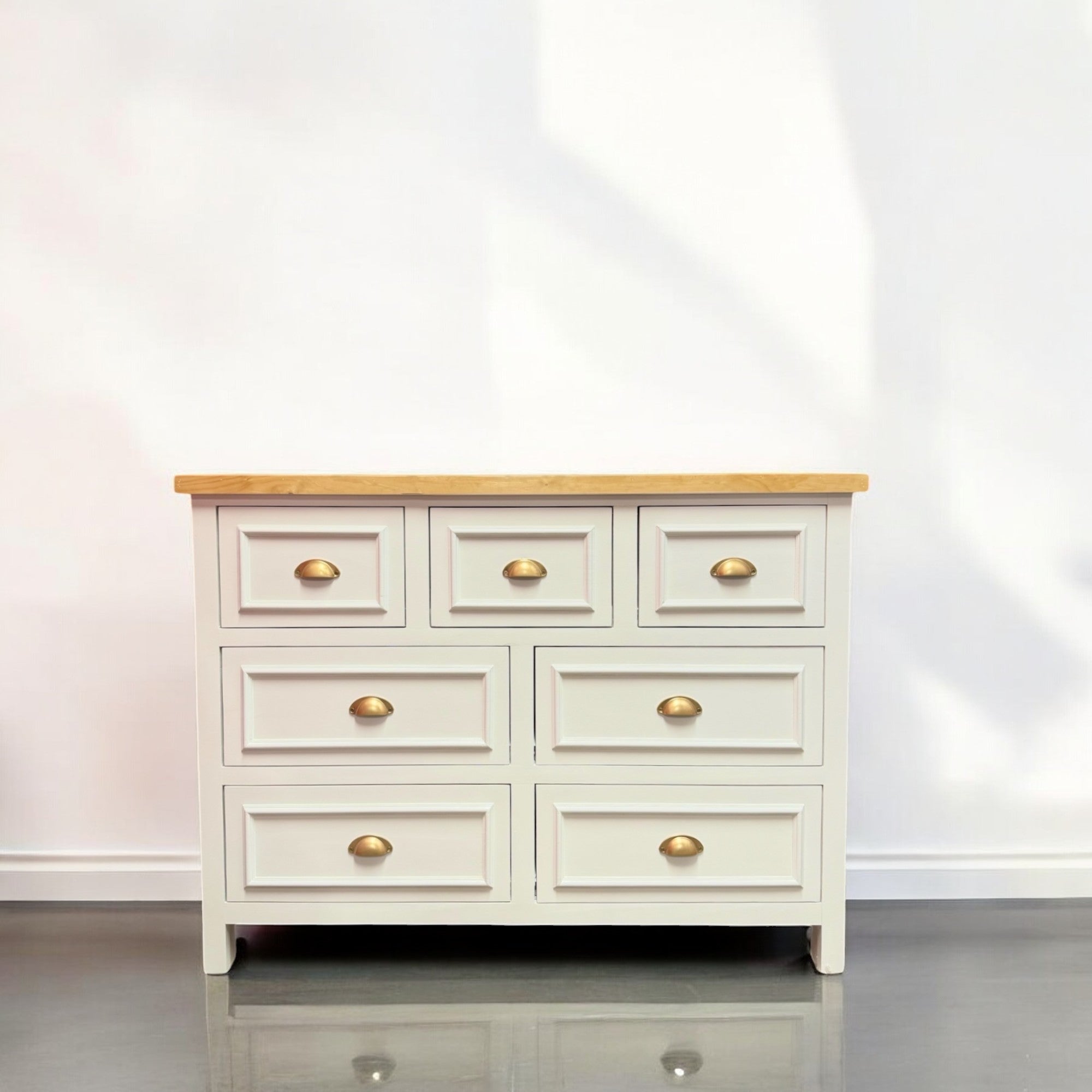 Cómoda Aval Deluxe de 6 cajones color madera clara con tiradores metálicos
