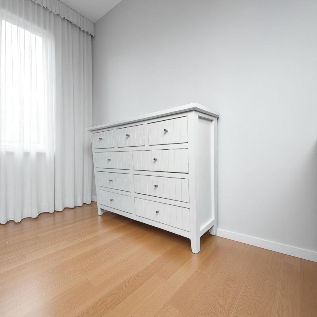 Detalle de los cajones con rieles telescópicos y tiradores metálicos
