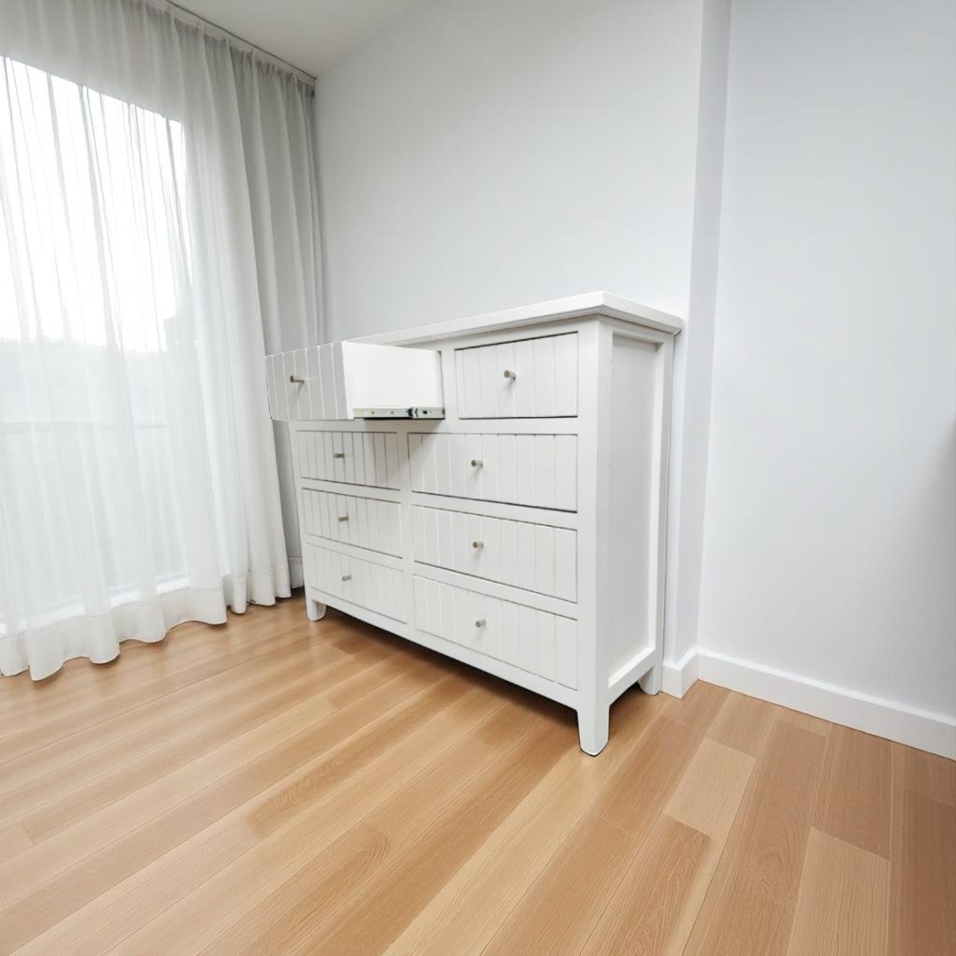 Vista lateral de la Cómoda Aval mostrando detalles ranurados de cajones
