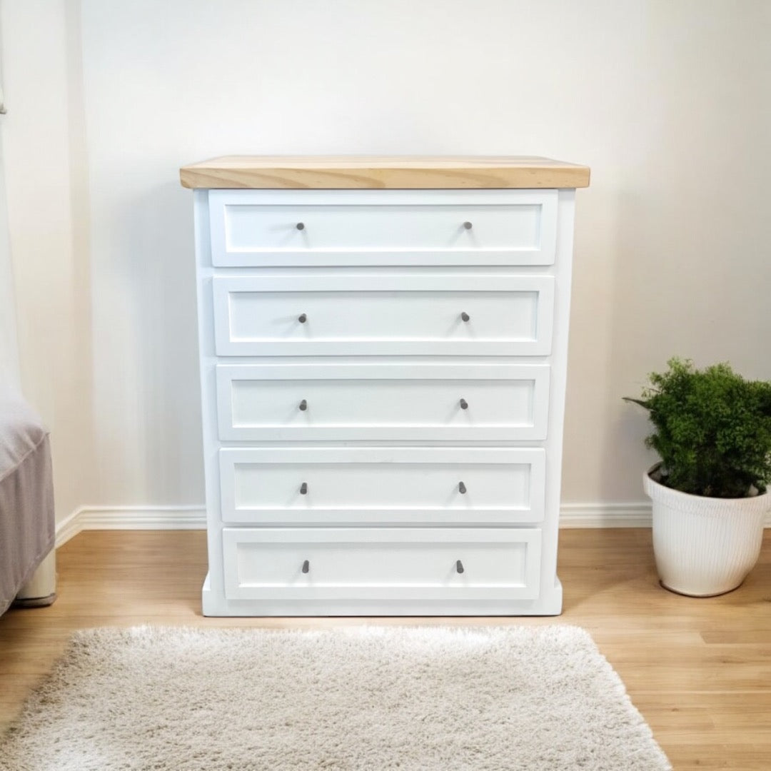 Vista frontal de la Cómoda Aval Comodín de 5 cajones
