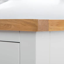Detalle del tirador metálico y acabado en madera de la cómoda modelo Fortune
