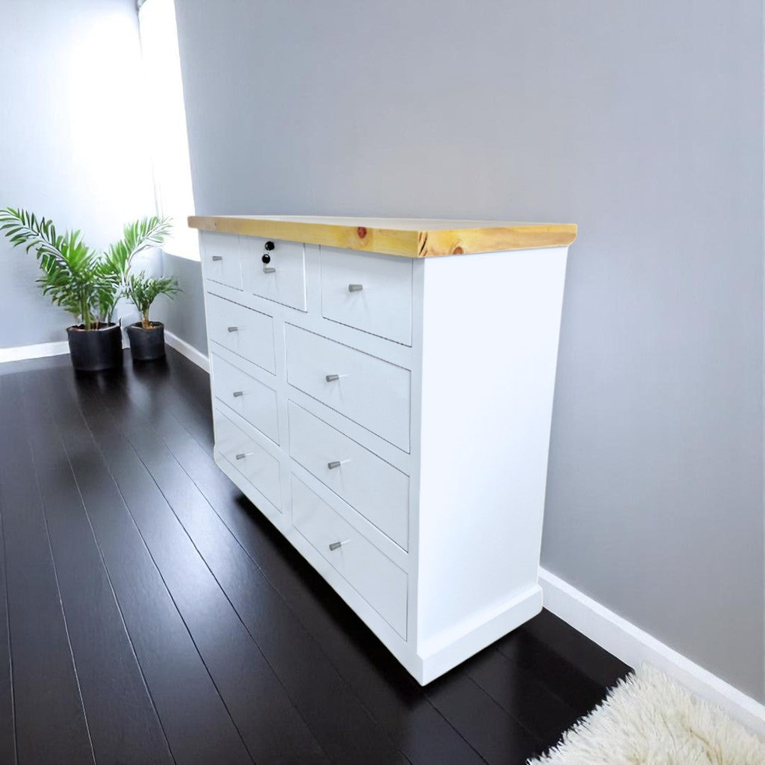 	Detalle lateral de la Cómoda Aval mostrando riel telescópico metálico