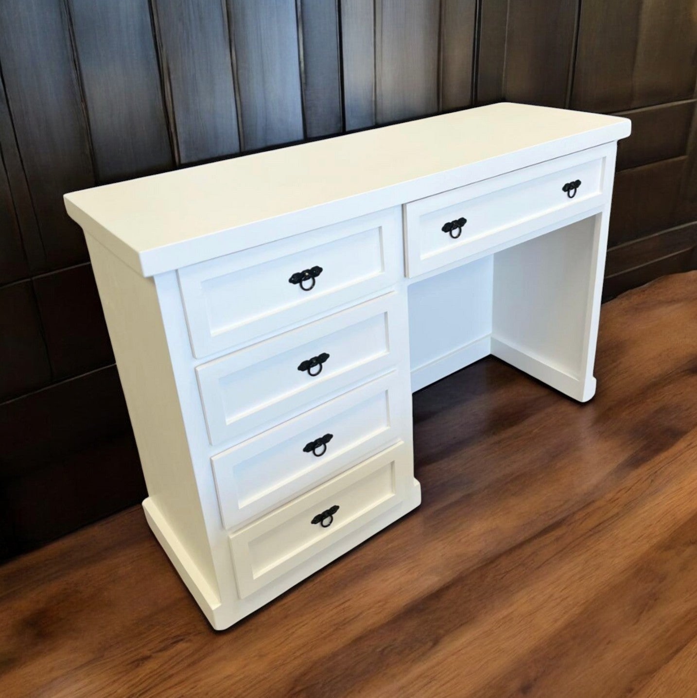 Escritorio blanco de madera de pino con cajones y cubierta clara
