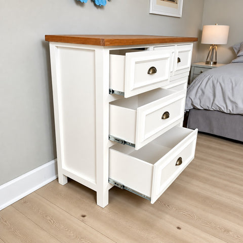 Cómoda Aval Deluxe de MGR Muebles con 7 cajones de madera de pino, acabado blanco y cubierta de madera natural.