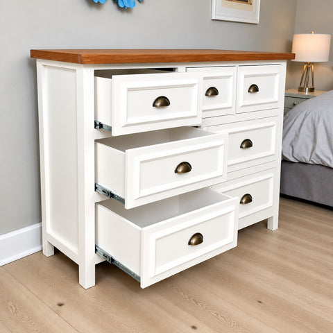 Cómoda Aval Deluxe de MGR Muebles en madera de pino blanca con 7 cajones, rieles telescópicos y cubierta de madera.