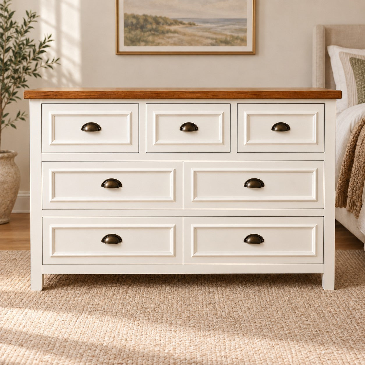 Cómoda Aval Deluxe de MGR Muebles con 7 cajones, madera de pino blanca y cubierta de madera natural en dormitorio.