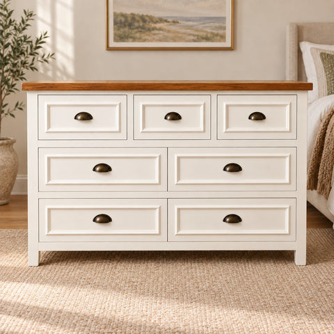 Cómoda Aval Deluxe de MGR Muebles con 7 cajones, madera de pino blanca y cubierta de madera natural en dormitorio.