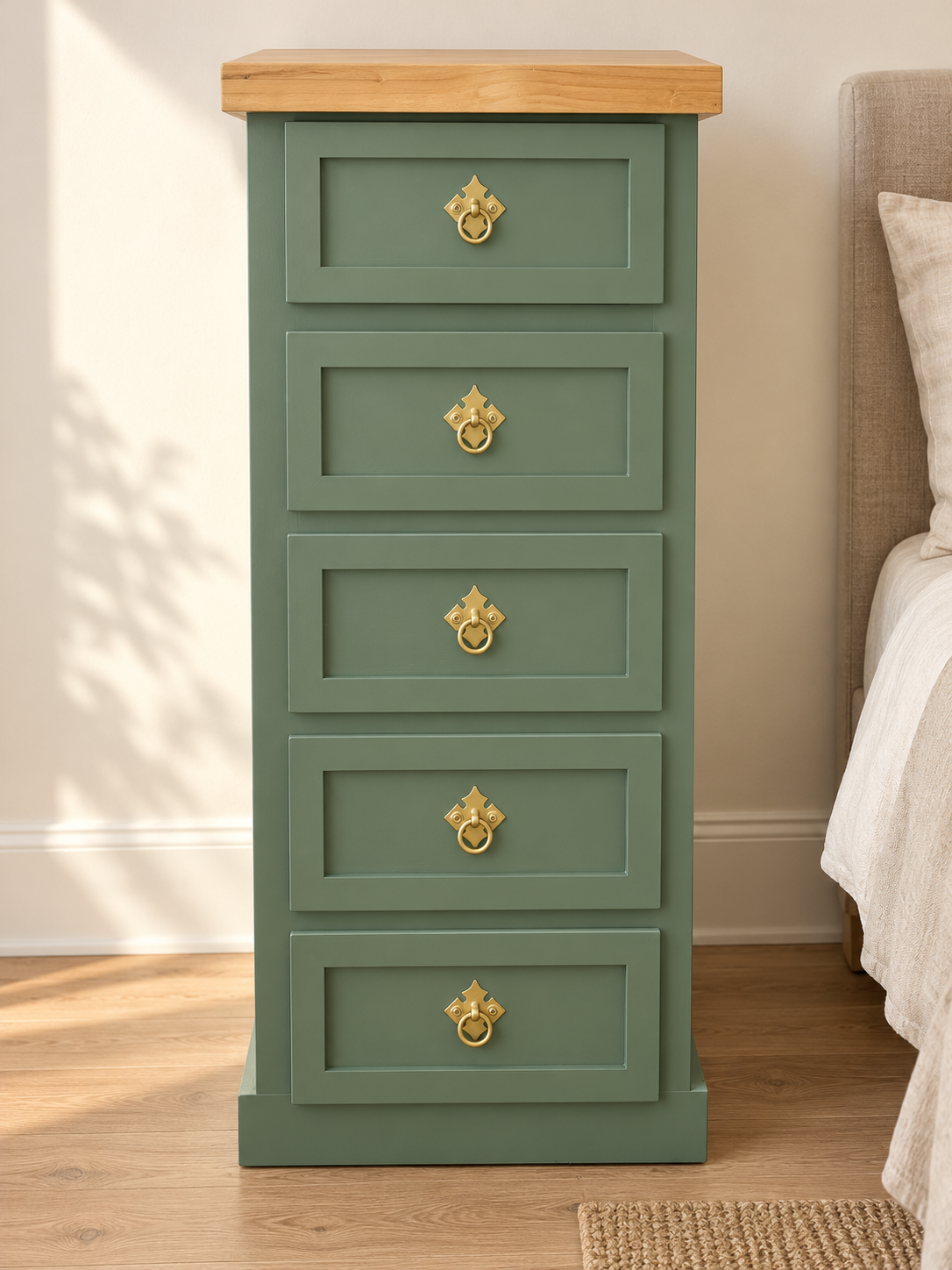 Velador alto blanco de cinco cajones — portada cuadrada con el mueble completo