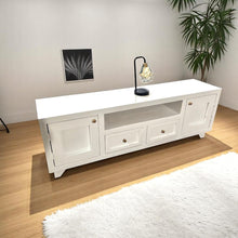 Vista frontal de rack de TV blanco con puertas laterales y cajones centrales
