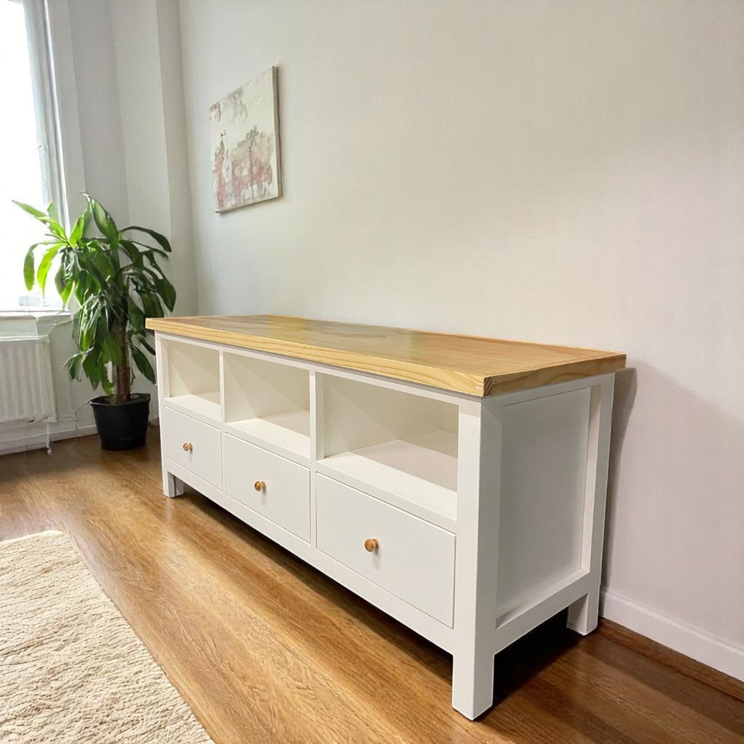 Mueble rack modelo Florencia en ambiente de sala con decoración natural
