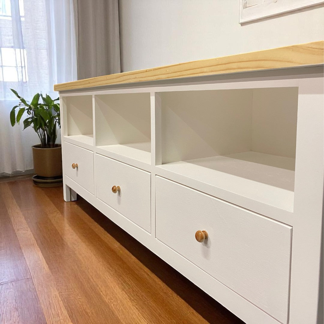 Vista lateral del rack mostrando profundidad y detalle del diseño en madera de pino
