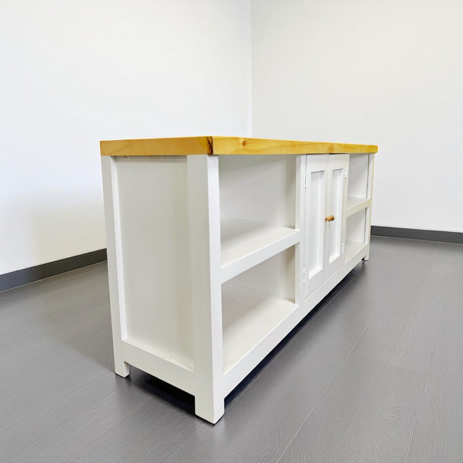 Vista abierta del Rack Grecia mostrando sus compartimentos organizadores
