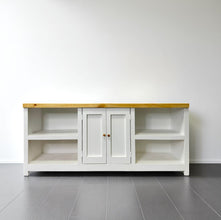 Rack Grecia blanco frontal con cubierta madera clara, ideal para TV y libros
