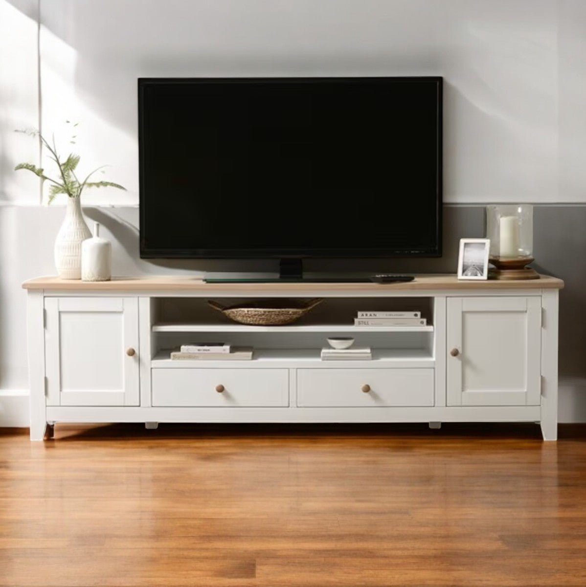 Mueble de TV Rustic Elegance blanco de frente con estantes y cajones
