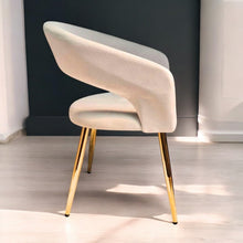 Detalle de las patas doradas y textura suave del tapiz del Sitial Viena beige