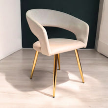 Vista frontal del Sitial Viena Beige tapizado en felpa crudo con patas doradas