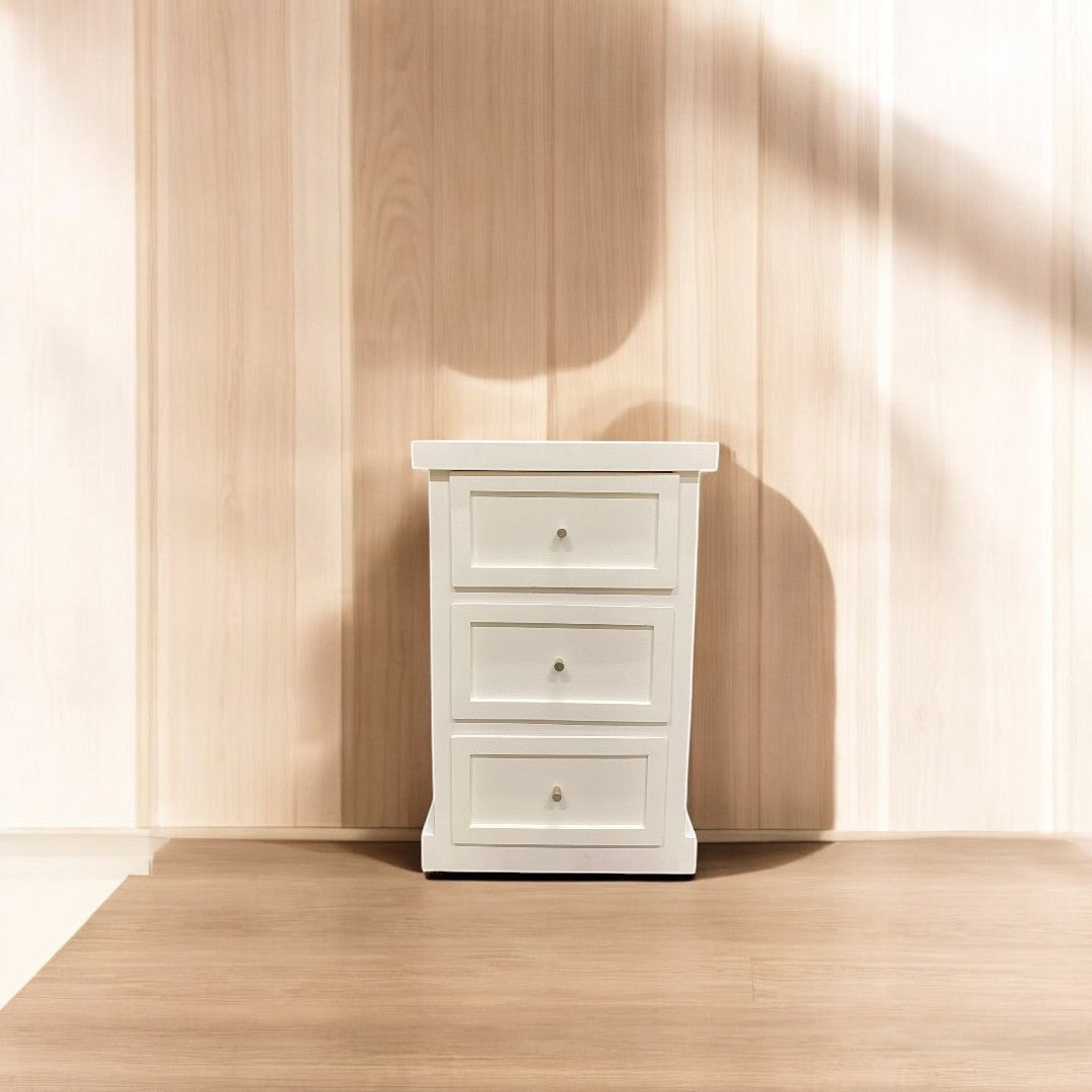 Velador blanco modelo Aval de 3 cajones en ambiente de dormitorio
