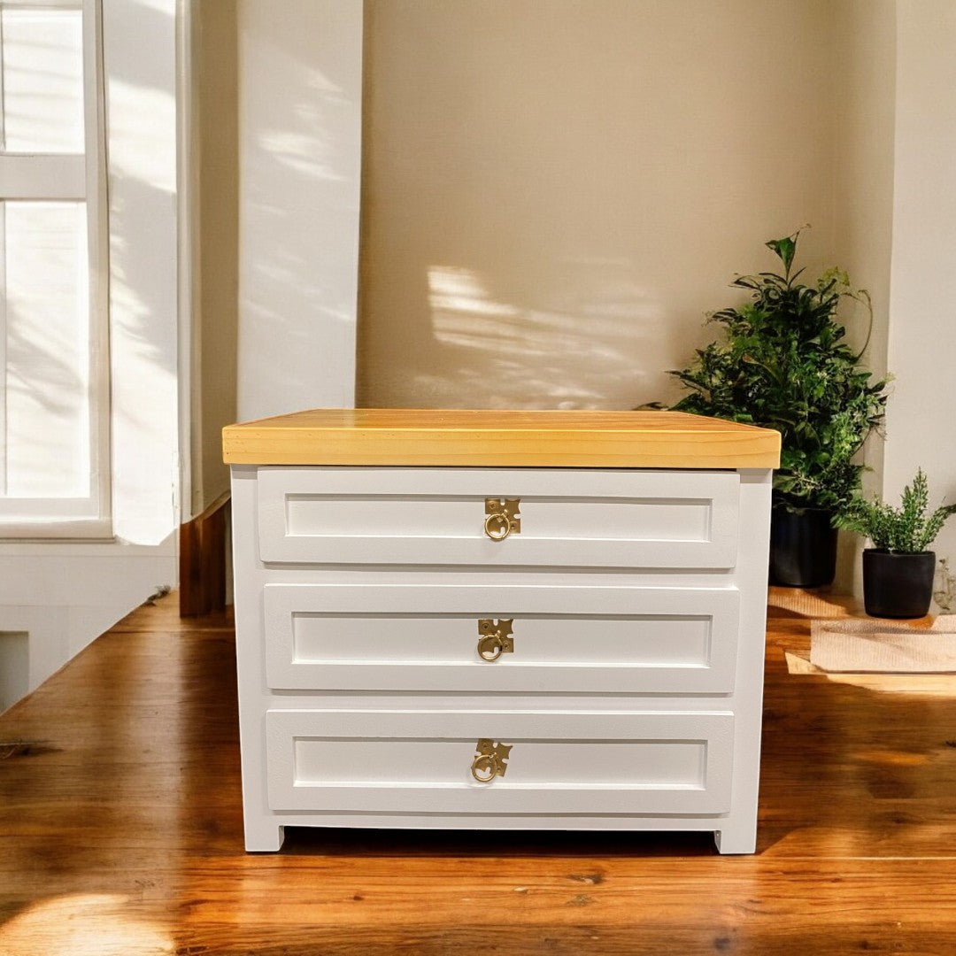 Velador Aval Deluxe blanco con cubierta de madera y 3 cajones
