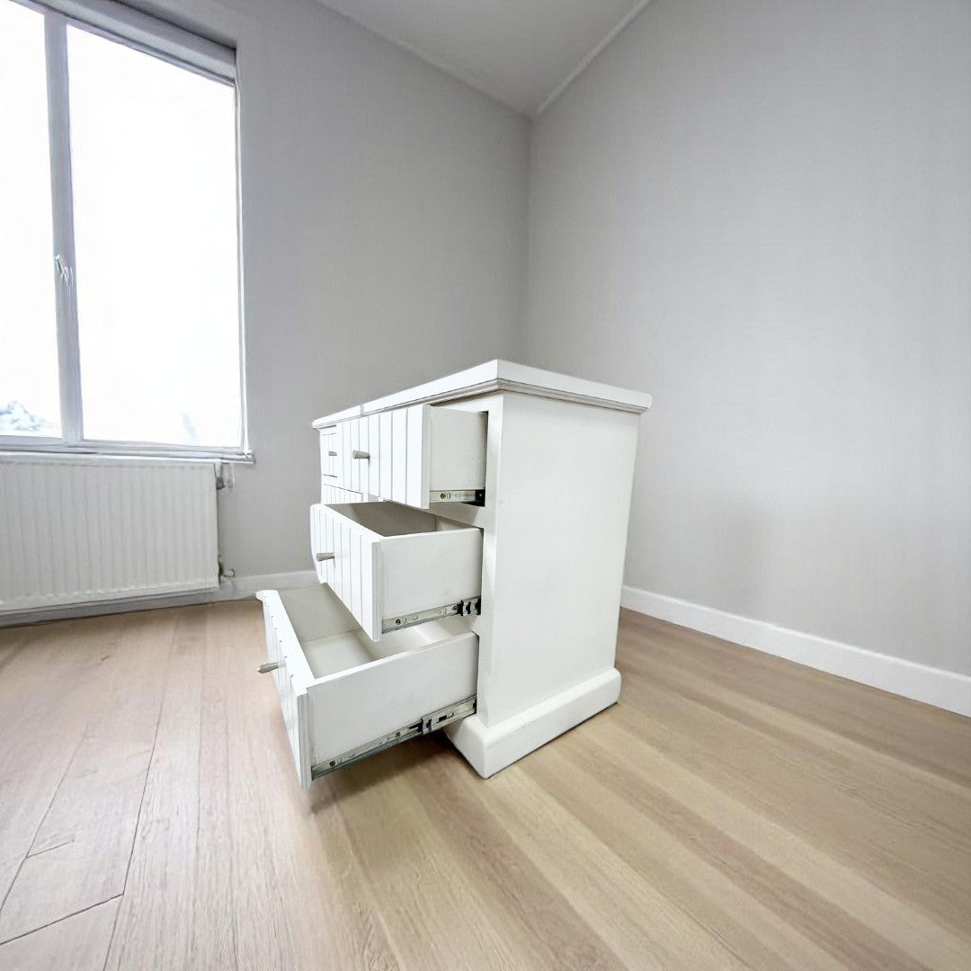 Velador Aval en habitación con decoración rústica o moderna
