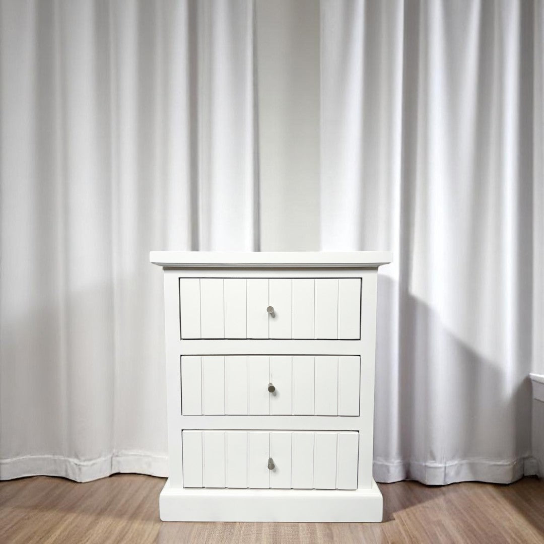 Velador blanco de madera modelo Aval Ranurado con tres cajones
