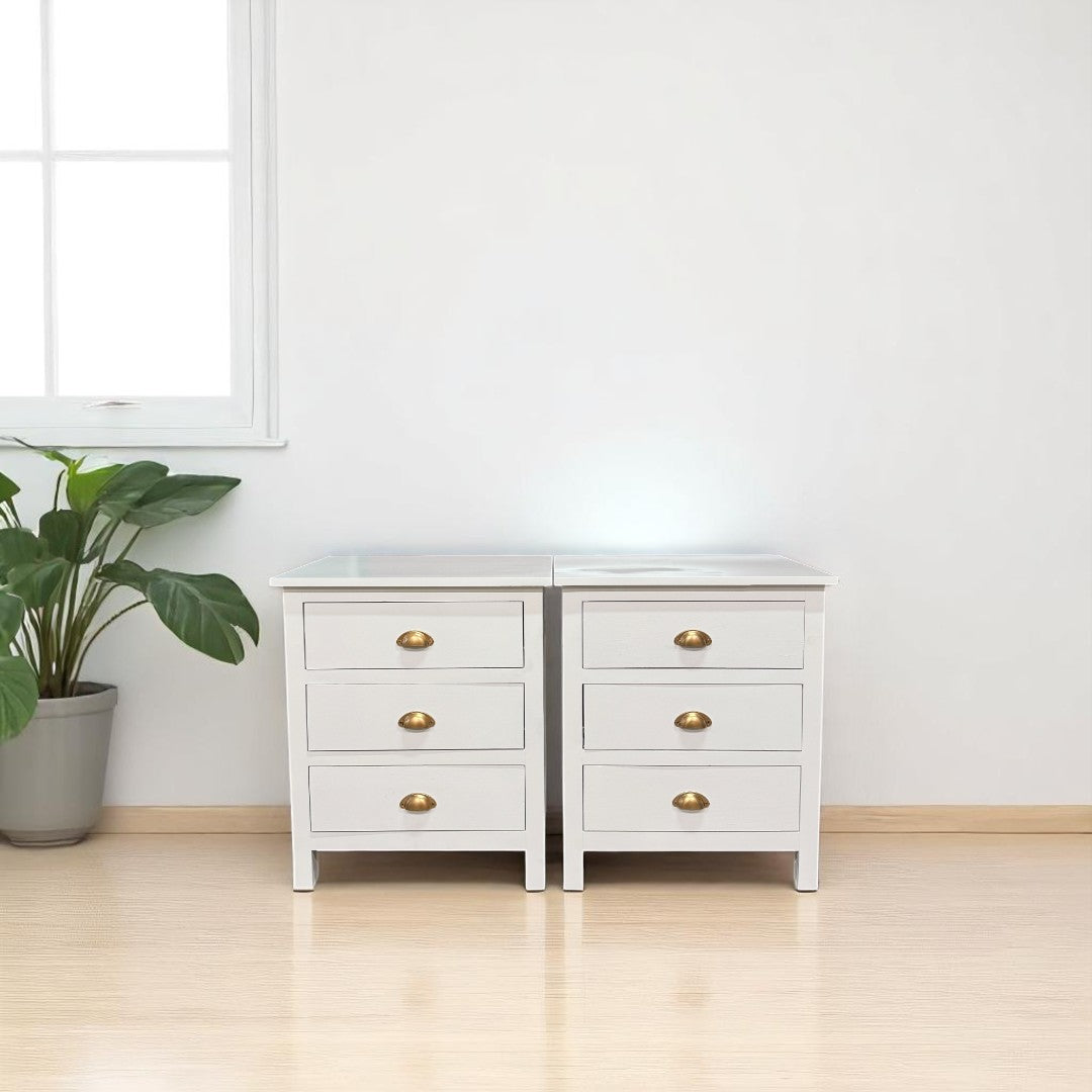 Vista frontal del velador Regatta de 3 cajones blancos y estructura en madera de pino
