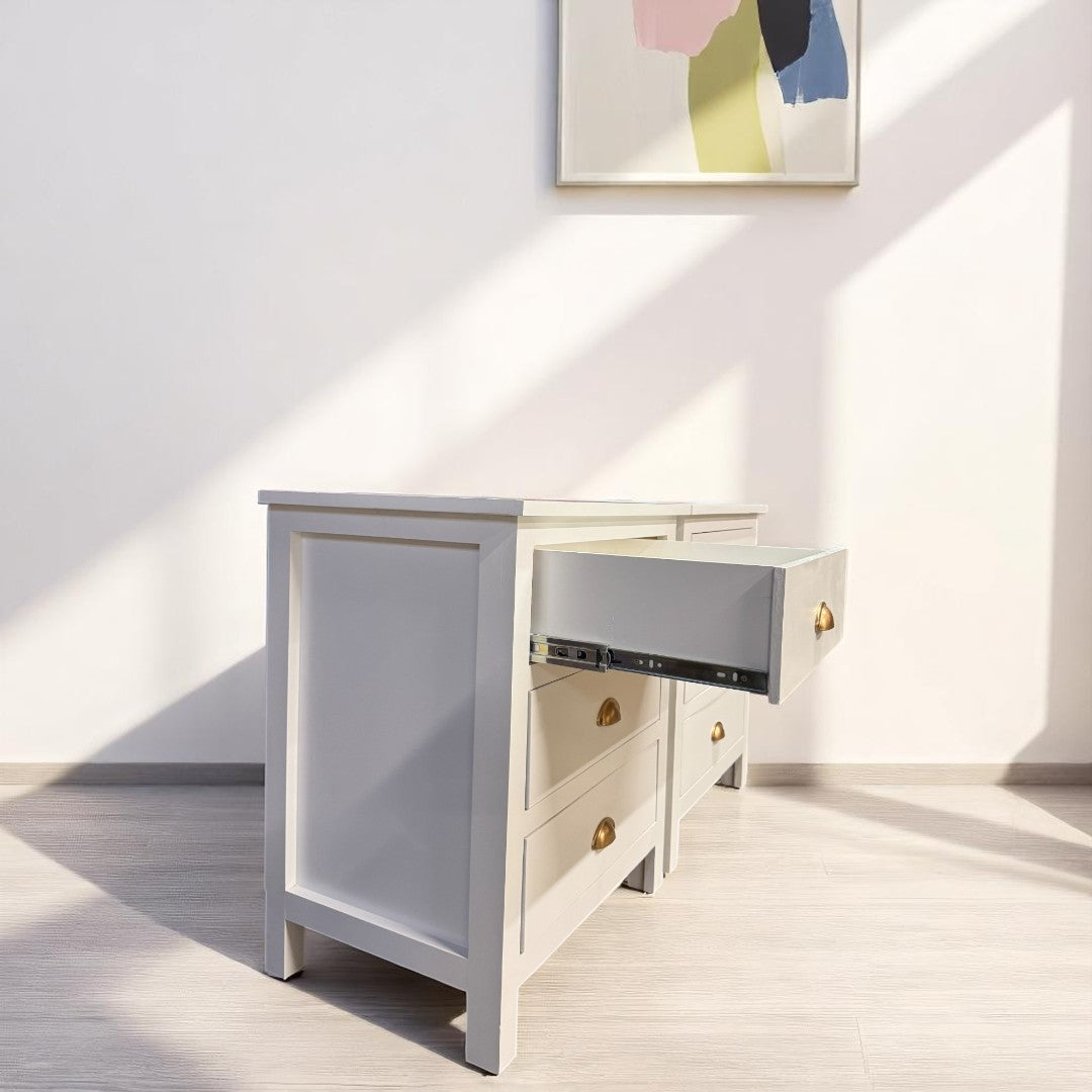 Vista lateral del velador Regatta con acabado nórdico
