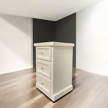 Velador de madera tono blanco entero con diseño rústico y tiradores clásicos
