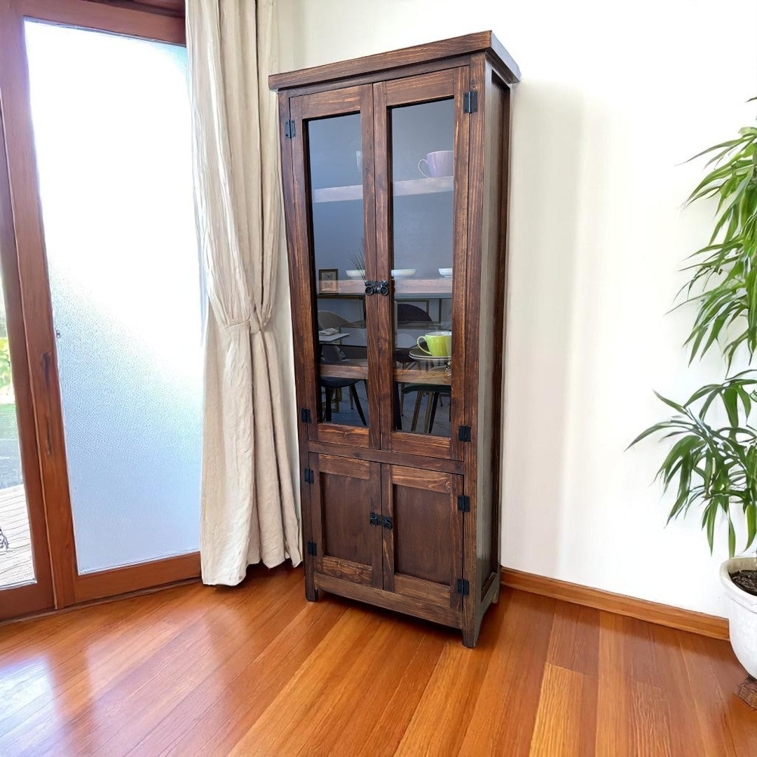 Vitrina de madera de pino vista frontal con estantes de vidrio y cajones
