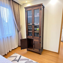 Vista lateral de vitrina alta con estructura robusta de madera
